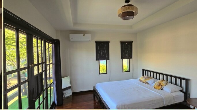 Bedroom with garden view